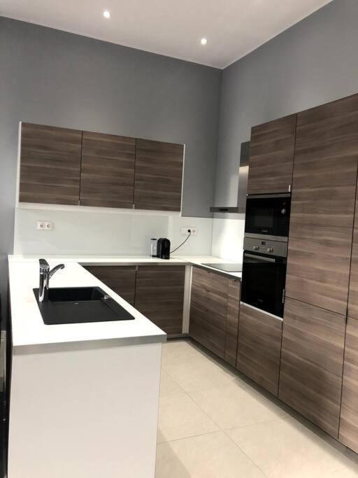Renovated And Spacious Two-Bedroom Condo In 부다페스트 외부 사진
