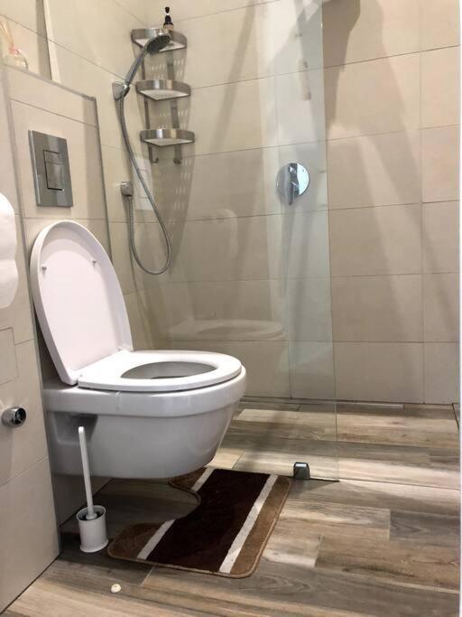 Renovated And Spacious Two-Bedroom Condo In 부다페스트 외부 사진