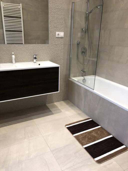 Renovated And Spacious Two-Bedroom Condo In 부다페스트 외부 사진
