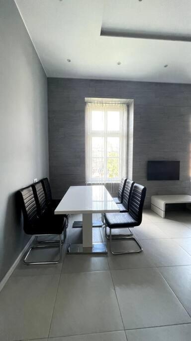 Renovated And Spacious Two-Bedroom Condo In 부다페스트 외부 사진